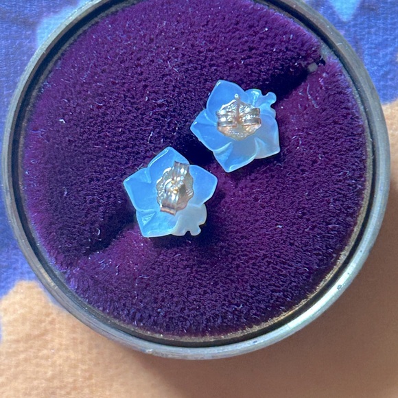 Vintage 14K Mother of Pearl Flower Stud Earrings - Picture 2 of 2